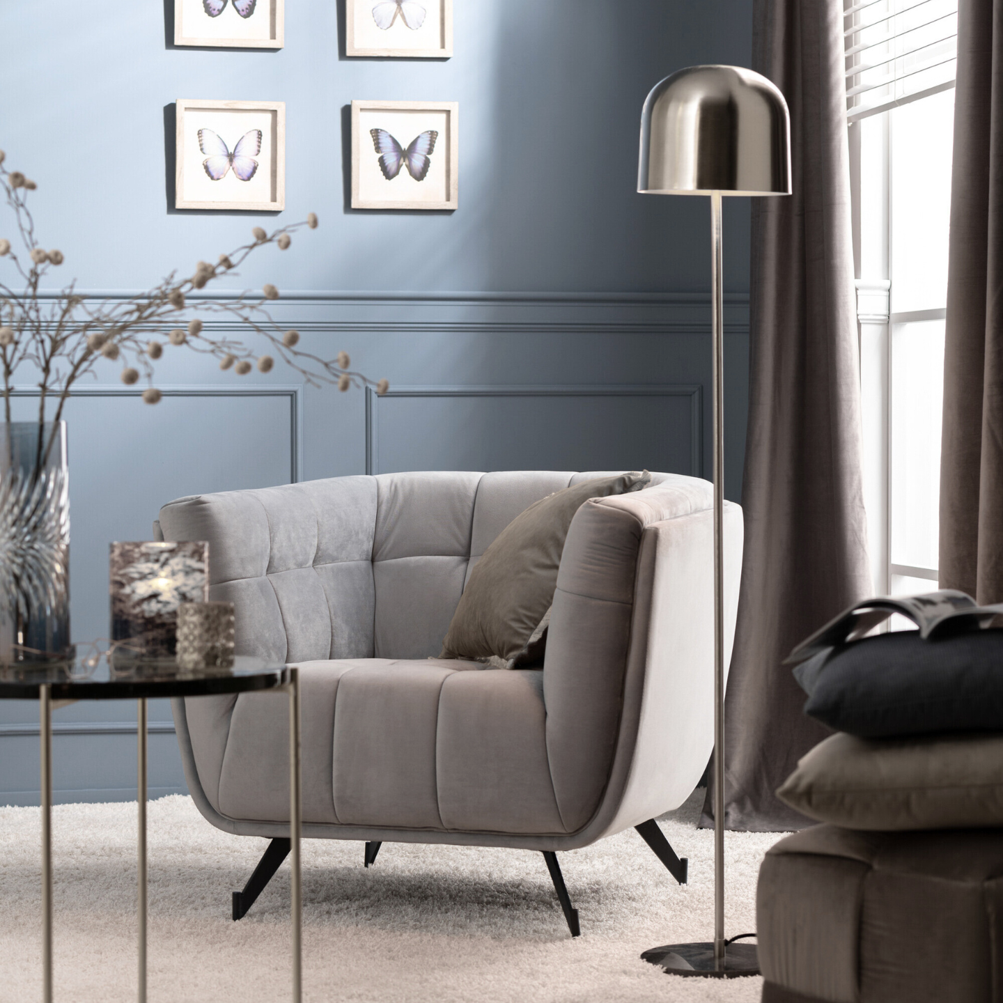 Moderne Zilveren Vloerlamp Sfeerfoto